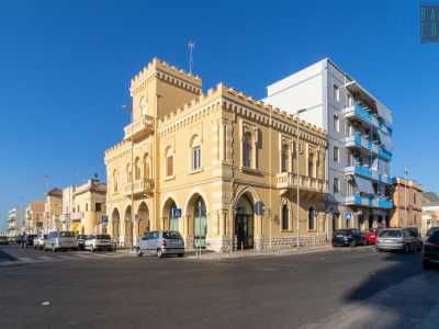Un piccolo capolavoro affacciato sul mare che ha resistito all�edificazione selvaggia che ancora oggi caratterizza la citt� di Bari